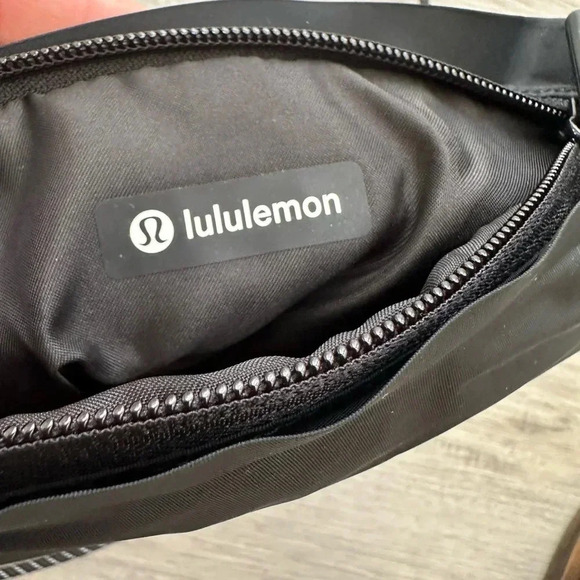 Lululemon Roll Top Crossbody Bag One Size Black Messenger Unisex Adjustable - Picture 6 of 6